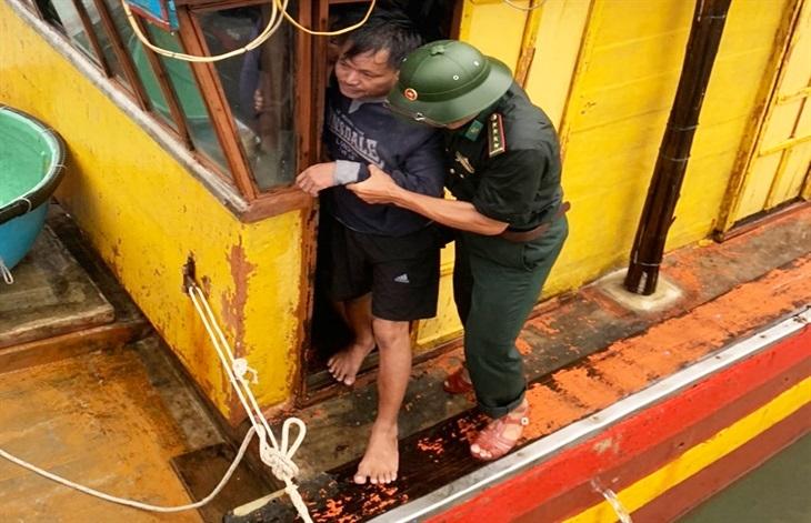 Cứu sống kịp thời 8 thuyền viên ở Quảng Bình bị trôi dạt trên biển-1