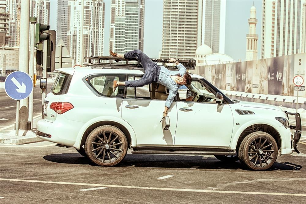 Cảnh phim khiến Thành Long phá hủy 70 siêu xe và xế hộp của hoàng tử Dubai-4