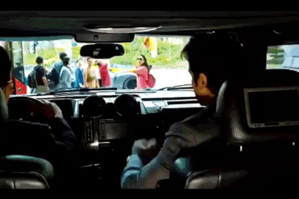 Thành Long gặp rắc rối vì làm điều này với nữ tiếp viên hàng không trẻ đẹp-5