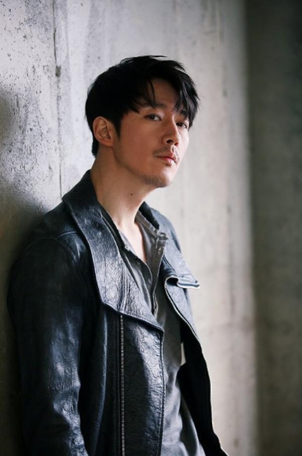 Nam tài tử suýt mất sự nghiệp vì lỗi lớn, hôn nhân viên mãn bên vợ hơn tuổi-1