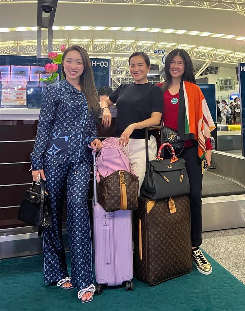 Vợ Chi Bảo mặc đồ ngủ gần 100 triệu đi máy bay du lịch châu Âu-1