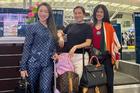 Vợ Chi Bảo mặc đồ ngủ gần 100 triệu đi máy bay du lịch châu Âu