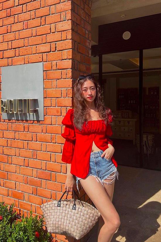 Lương Thùy Linh đi du lịch mặc đúng 1 chiếc quần rách khoe chân 1m22-2