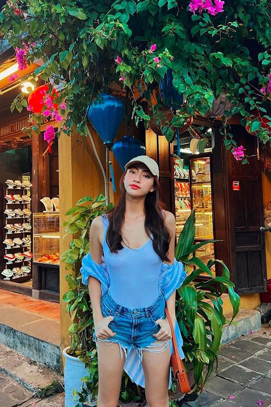 Lương Thùy Linh đi du lịch mặc đúng 1 chiếc quần rách khoe chân 1m22-3