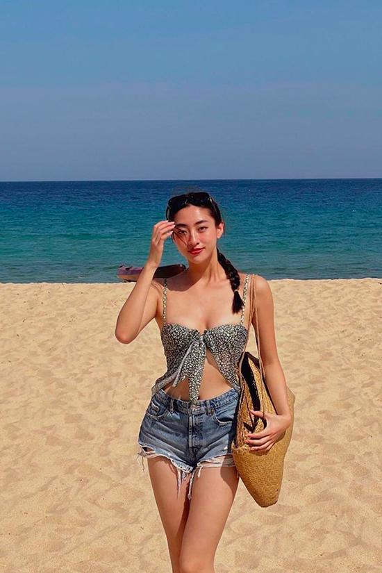 Lương Thùy Linh đi du lịch mặc đúng 1 chiếc quần rách khoe chân 1m22-6