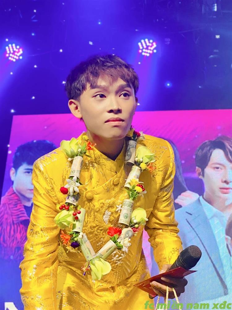 Hồ Văn Cường ngập trong hoa tiền, fan tặng luôn vàng đeo cho vui-5