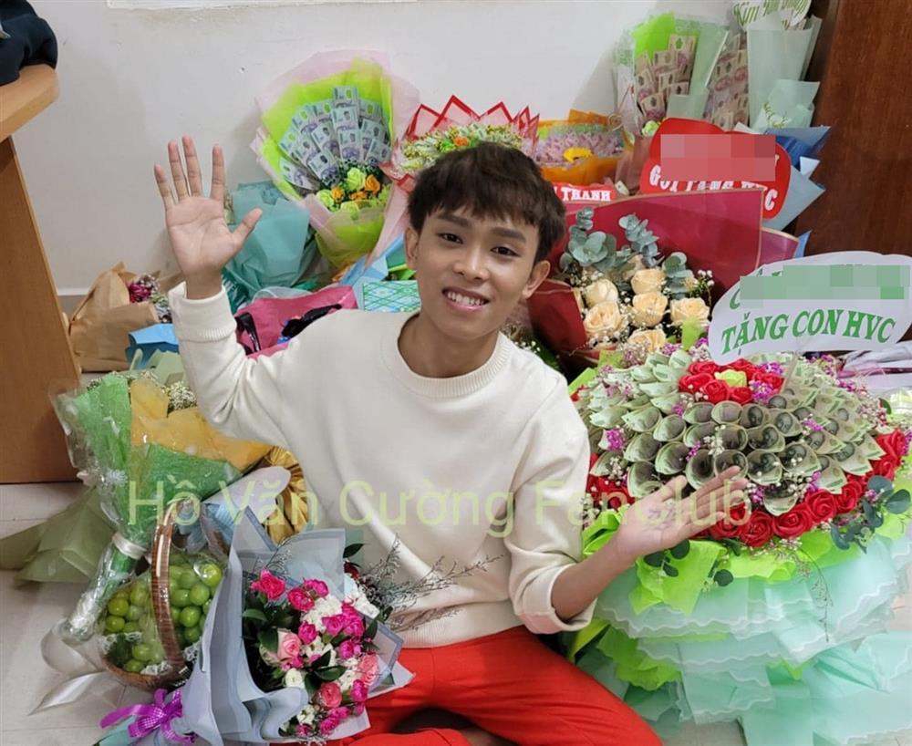 Hồ Văn Cường ngập trong hoa tiền, fan tặng luôn vàng đeo cho vui-6