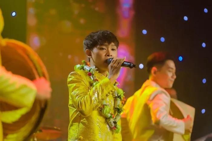 Hồ Văn Cường ngập trong hoa tiền, fan tặng luôn vàng đeo cho vui-1