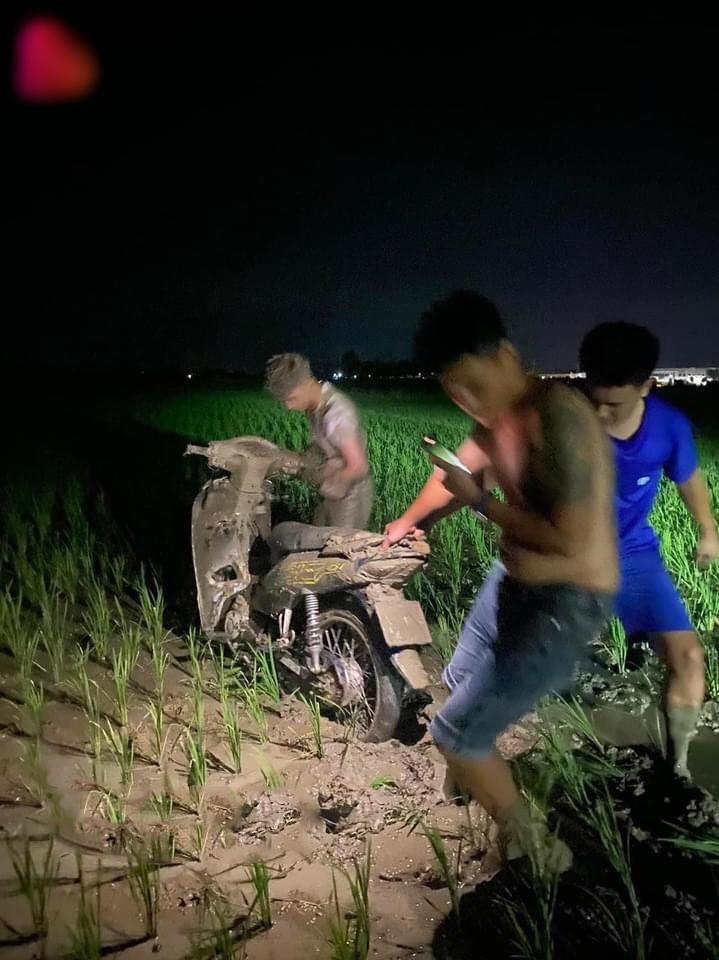 Phi chiến mã xuống ruộng, cặp tình nhân khiến dân mạng cười vỡ bụng-2