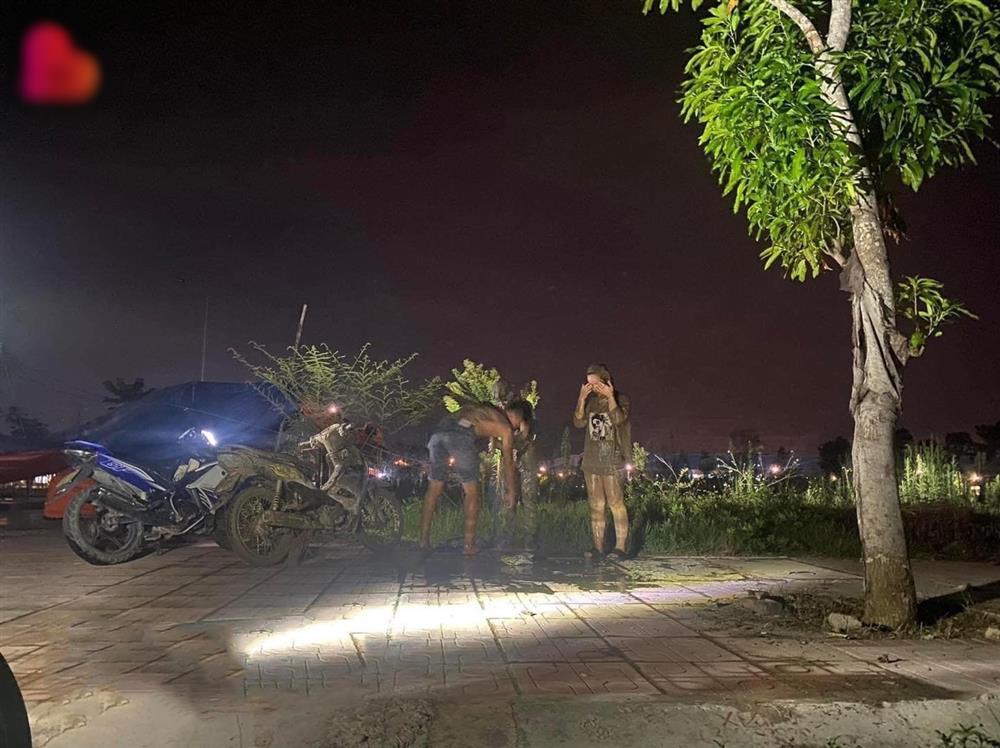 Phi chiến mã xuống ruộng, cặp tình nhân khiến dân mạng cười vỡ bụng-5