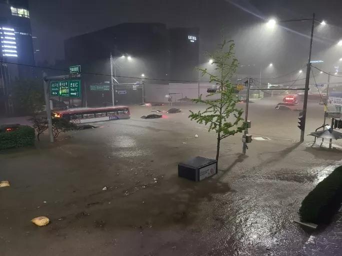 Trận mưa lịch sử nhấn chìm Seoul, 7 người thiệt mạng, 6 người mất tích-1