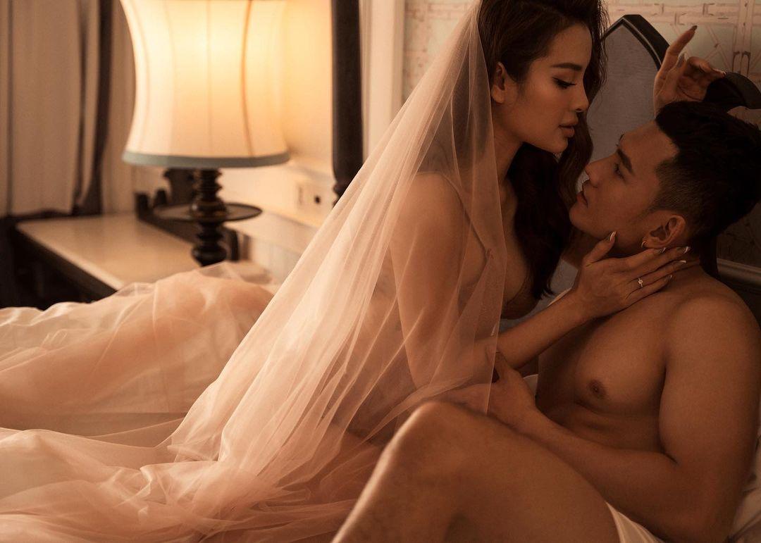 Trong một vài khoảnh khắc lẫn góc chụp, bộ đồ màu nude tiệp màu da nên trông nữ diễn viên và ông xã như thể "không mặc gì".