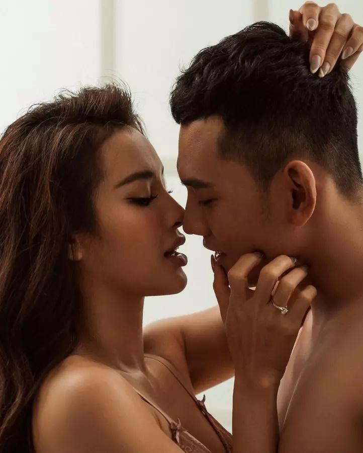 Dân tình được một phen bỏng mắt trước bộ ảnh indoor của cặp đôi. Song, một số người cho rằng những bộ ảnh mang tính riêng tư thế này không nên chia sẻ lên mạng xã hội thì hơn.