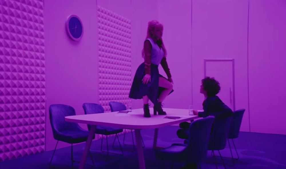 Chi Pu tung MV táo bạo, dân mạng khen tất cả, trừ giọng hát-1