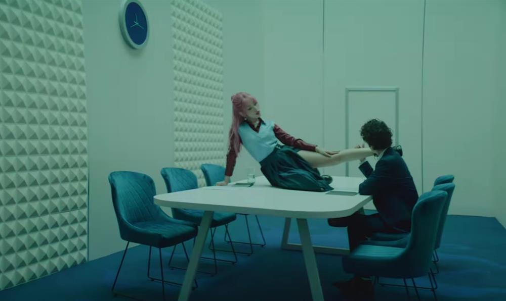 Chi Pu tung MV táo bạo, dân mạng khen tất cả, trừ giọng hát-3