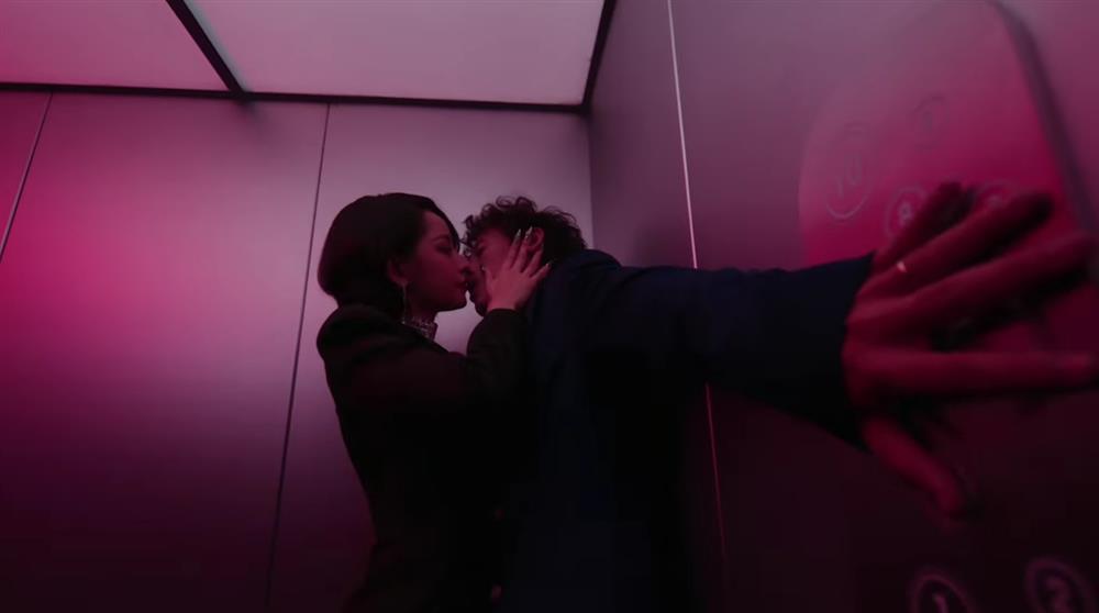 Chi Pu tung MV táo bạo, dân mạng khen tất cả, trừ giọng hát-5