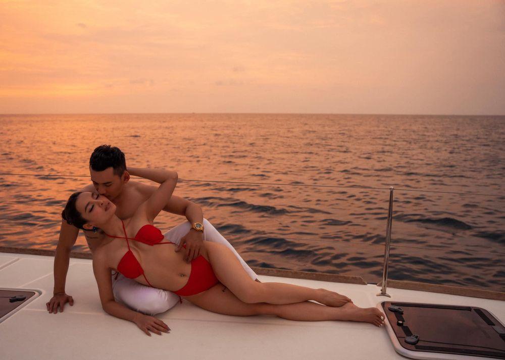 Trước đó, Phương Trinh Jolie và chồng trẻ cũng có cả tá ảnh đi du lịch, outdoor siêu cấp hot hòn họt.