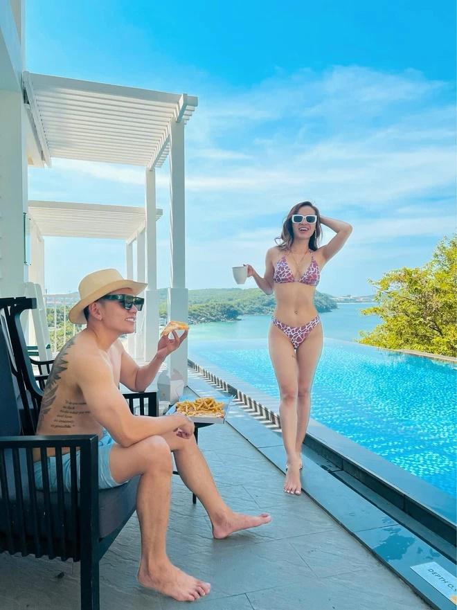 Người đẹp khoe body cực "cháy" với bikini tí hon, Lý Bình cũng chẳng kém cạnh với cơ thể 6 múi săn chắc.