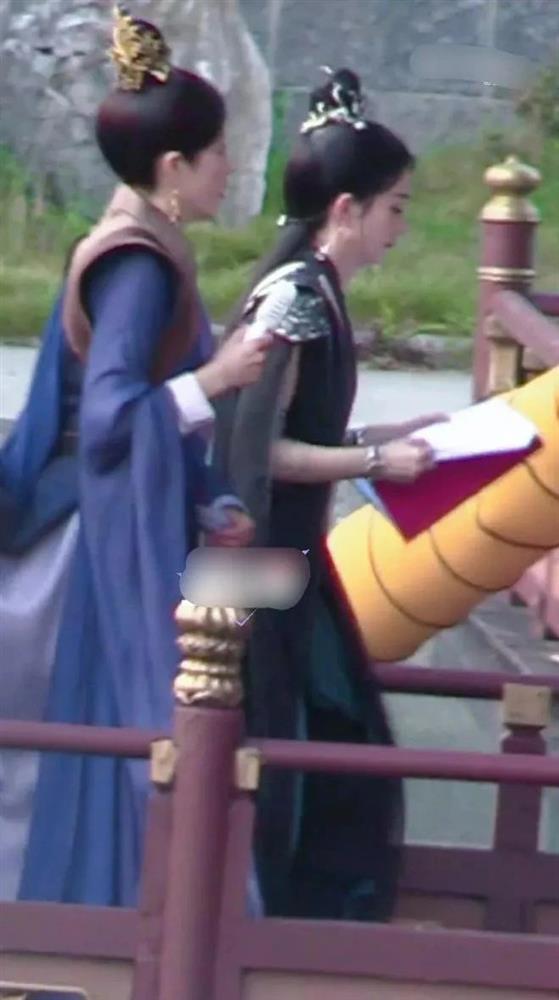 Triệu Lệ Dĩnh trên phim trường: mang nhiều trợ lý, lạnh nhạt với bạn diễn-5