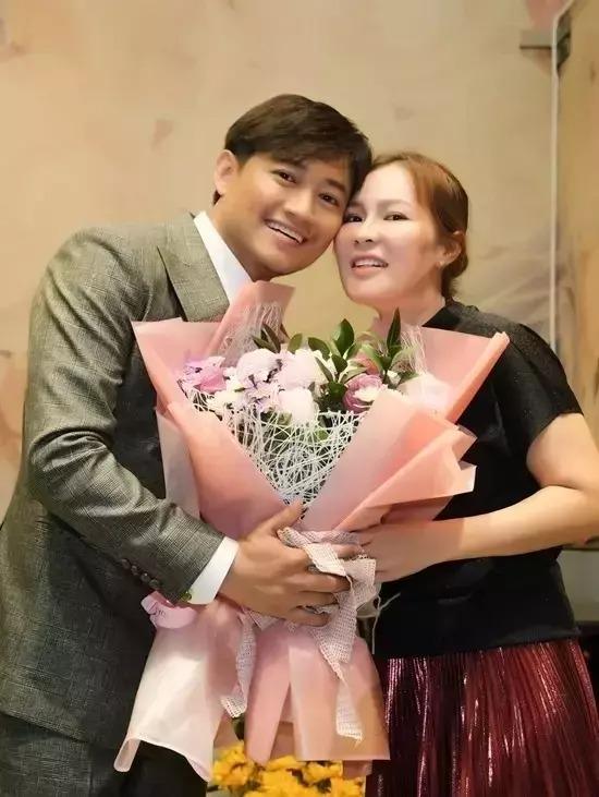 Vợ Quý Bình xuất hiện sau sinh, treo status cảnh cáo cực gắt-4