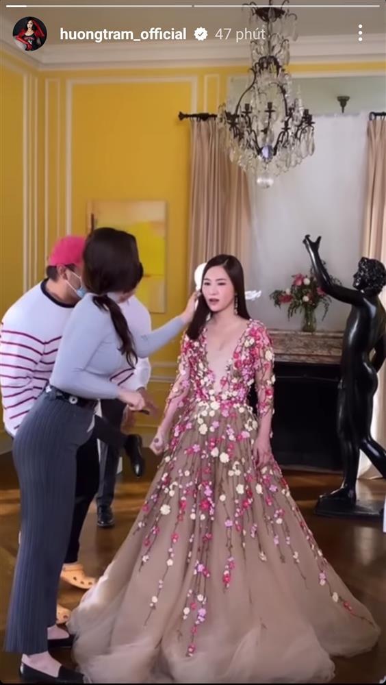 Hương Tràm đi guốc vẫn nấm lùn, phải cần thêm đạo cụ khủng-1