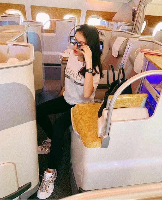 Mix đồ ra sân bay: Minh Hằng kín bất ngờ, Ngọc Trinh auto hở-6