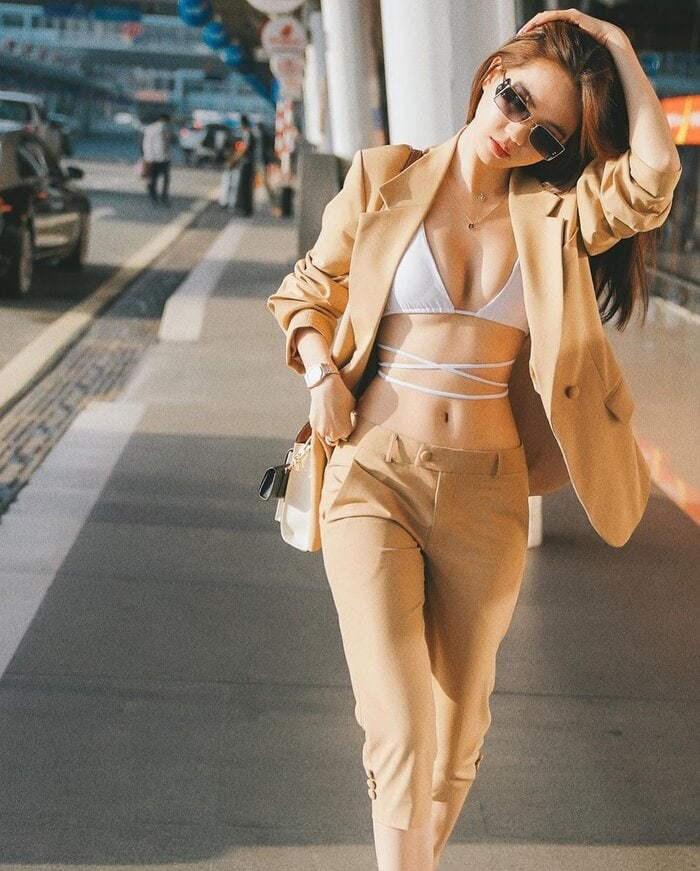 Mix đồ ra sân bay: Minh Hằng kín bất ngờ, Ngọc Trinh auto hở-9