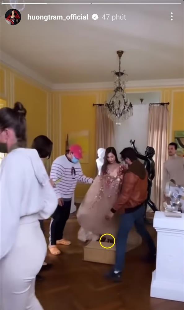 Hương Tràm đi guốc vẫn nấm lùn, phải cần thêm đạo cụ khủng-3