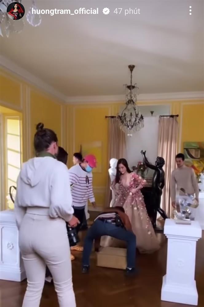 Hương Tràm đi guốc vẫn nấm lùn, phải cần thêm đạo cụ khủng-2