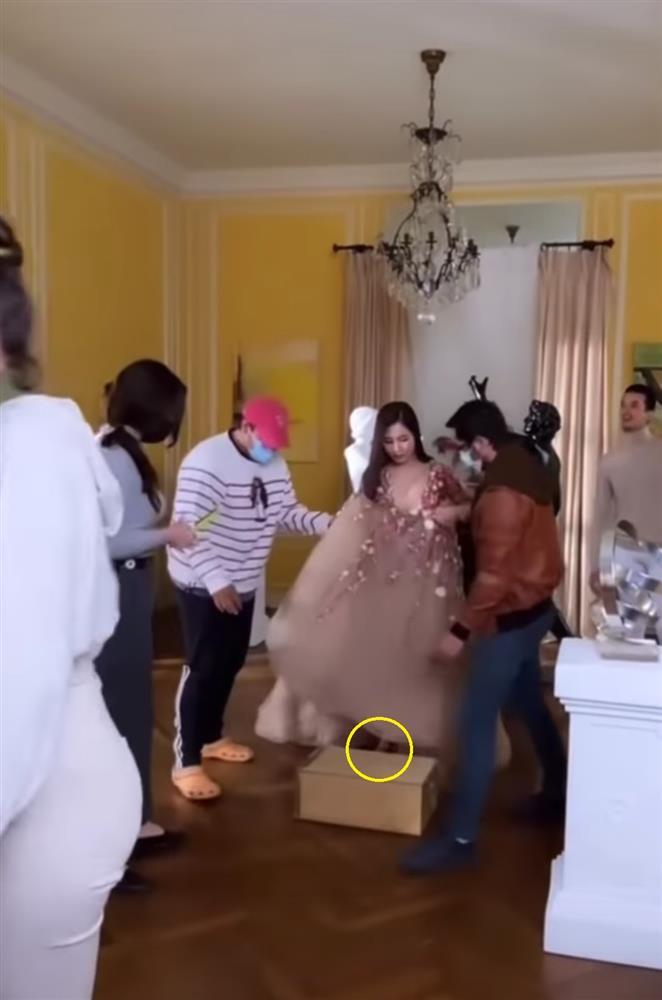 Hương Tràm đi guốc vẫn nấm lùn, phải cần thêm đạo cụ khủng-4