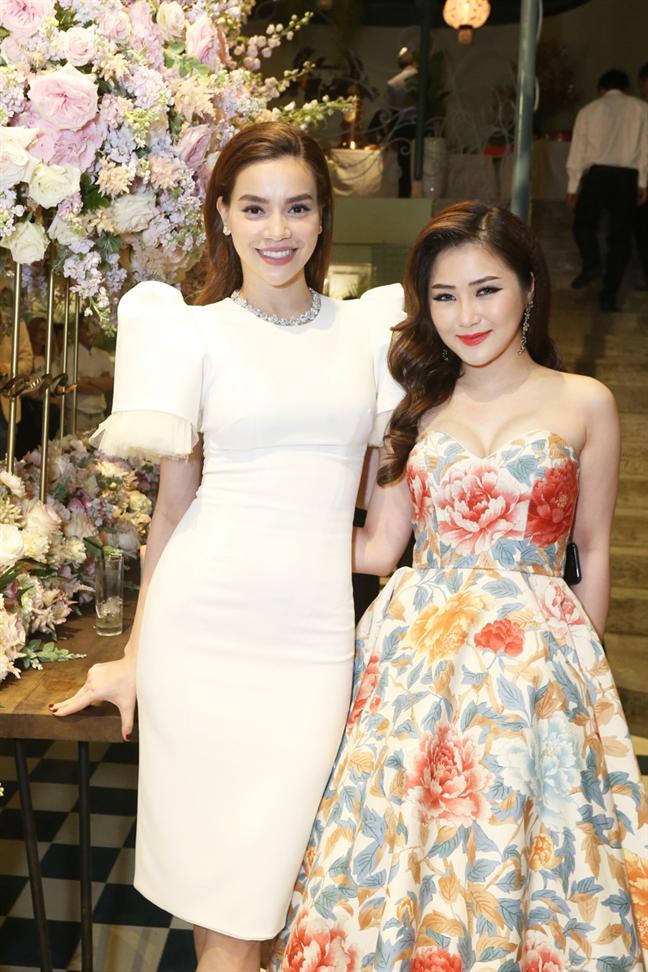 Hương Tràm đi guốc vẫn nấm lùn, phải cần thêm đạo cụ khủng-11