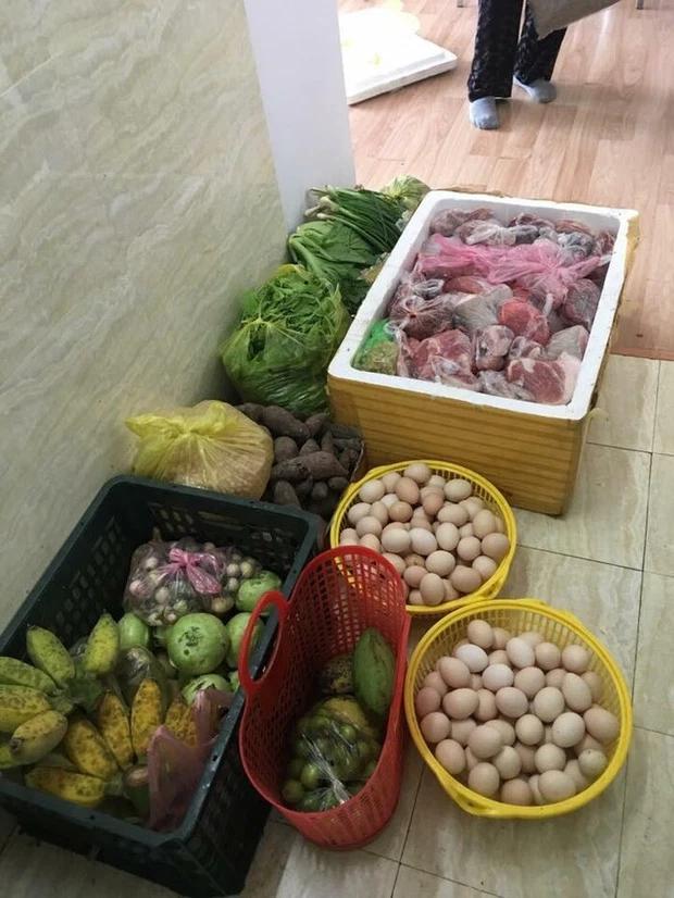 Con nhập học, mẹ chuẩn bị nguyên tiệm tạp hóa mang lên thành phố-3