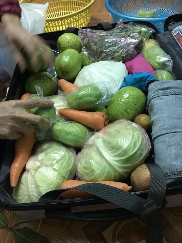 Con nhập học, mẹ chuẩn bị nguyên tiệm tạp hóa mang lên thành phố-7