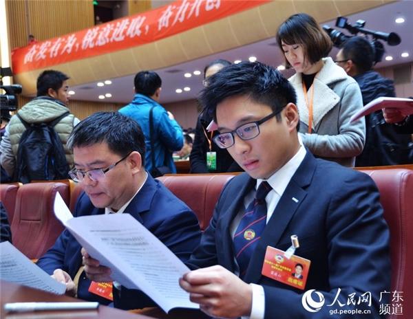 Hot lại ảnh Chương Tử Di dính như sam thiếu gia sòng bạc-3