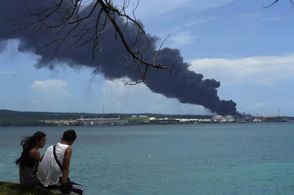 Kho chứa dầu Cuba vẫn cháy ngùn ngụt, thêm bồn chứa bắt lửa-4