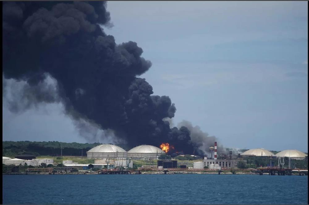 Kho chứa dầu Cuba vẫn cháy ngùn ngụt, thêm bồn chứa bắt lửa-1