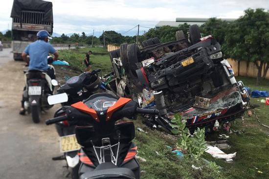 Thoát chết khi lật xe, đứng chờ cứu hộ thì bị xe khách tông tử vong