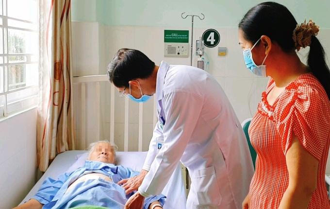 Nuốt nhầm hàm răng giả, cụ bà suýt tử vong vì thủng đại tràng-2