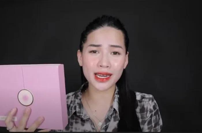 Vốn được nhiều người biết đến là một trong những YouTuber review mỹ phẩm, chắc chắn những lần “đại chiến” của Võ Hà Linh không thể thiếu những cái tên trong ngành mỹ phẩm. Một trong số đó có thể kể tới 2 lần “combat” cực căng liên quan tới serum peel nách trị thâm với Trang Nemo và kem nâng tone ốc sên với Cô Đào.