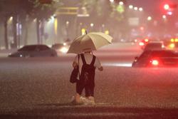Thủ đô Seoul, Hàn Quốc ngập trong 'biển' nước sau trận mưa kỷ lục
