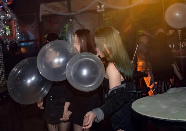 Thanh niên hút bóng cười 7 triệu đồng/ngày, phải nhập viện 3 lần-1