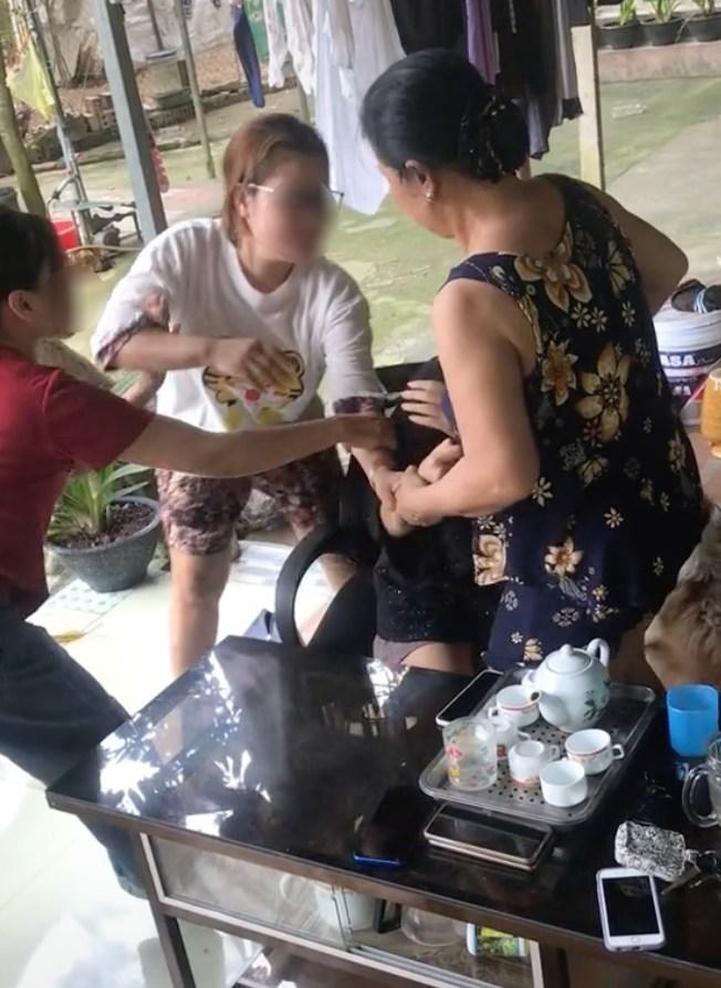 Sốc: Vợ vừa sinh, chồng đưa tiểu tam bầu 4 tháng về bắt sống chung-3