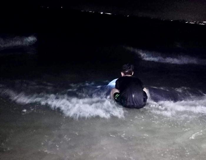 Cá voi lạc trôi vào bờ biển Mũi Né, hành động ngư dân gây chú ý-3