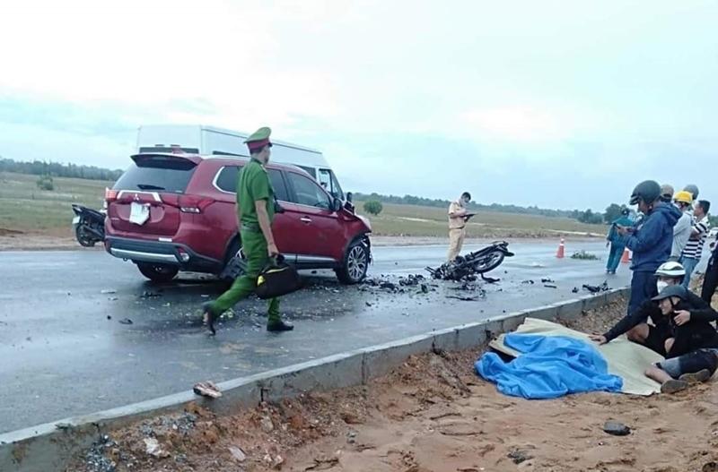 Kinh hoàng ô tô tông xe máy nát bét, 1 thanh niên văng 5m tử vong tại chỗ-1