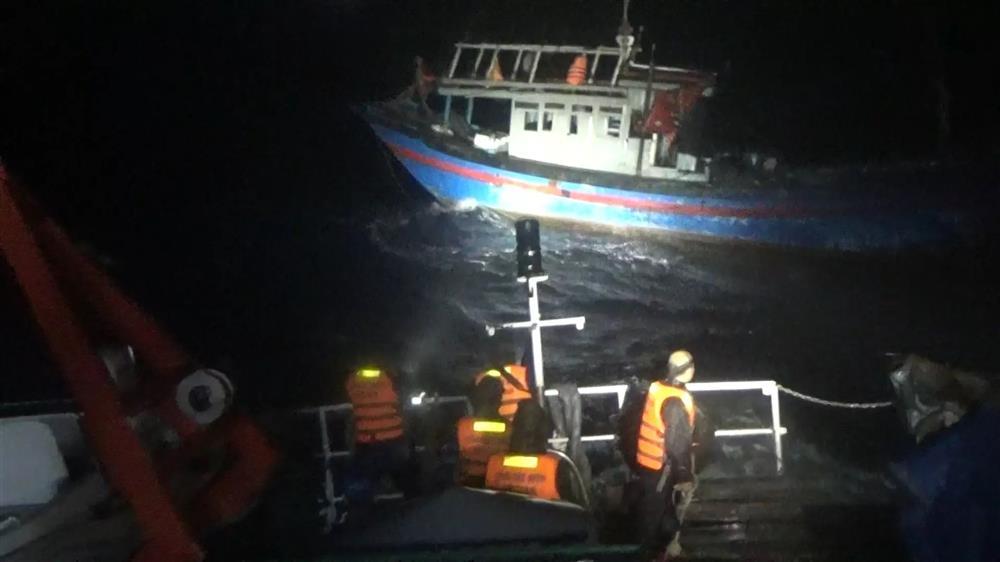 Nỗ lực xuyên đêm cứu thành công ngư dân bị chìm tàu ở Quảng Ngãi-1