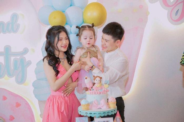 Cô bé con lai đẹp như thiên thần, danh tính bố mẹ choáng hơn-1