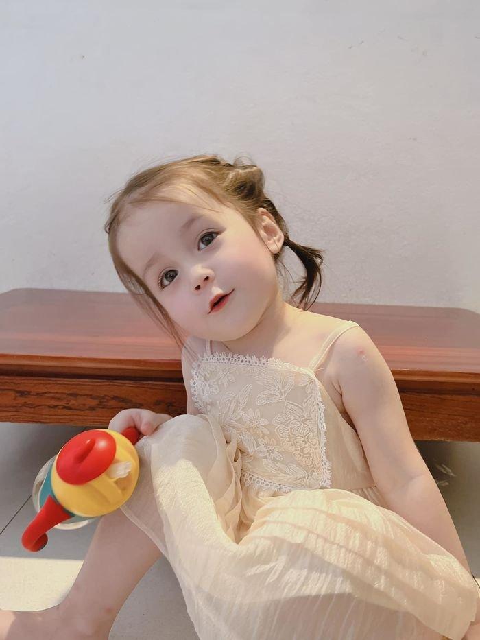 Cô bé con lai đẹp như thiên thần, danh tính bố mẹ choáng hơn-7