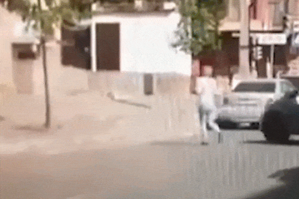 Clip: Vợ đòi ly hôn, chồng điên cuồng lái xe đâm tông ngay giữa đường