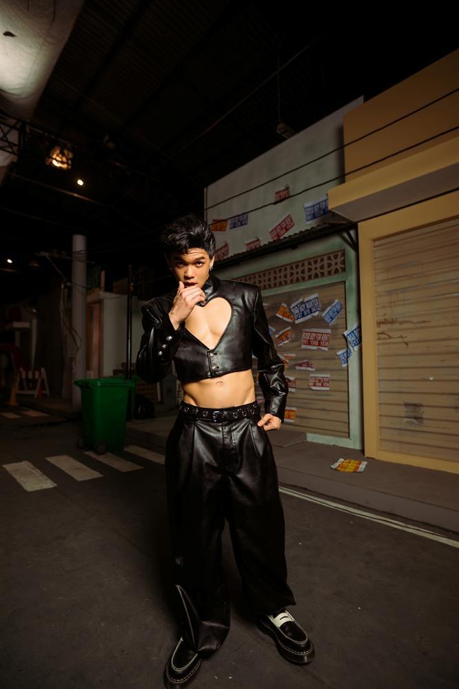 Trọng Hiếu chơi lớn diện crop top khoét ngực, tất tay với MV comeback-2