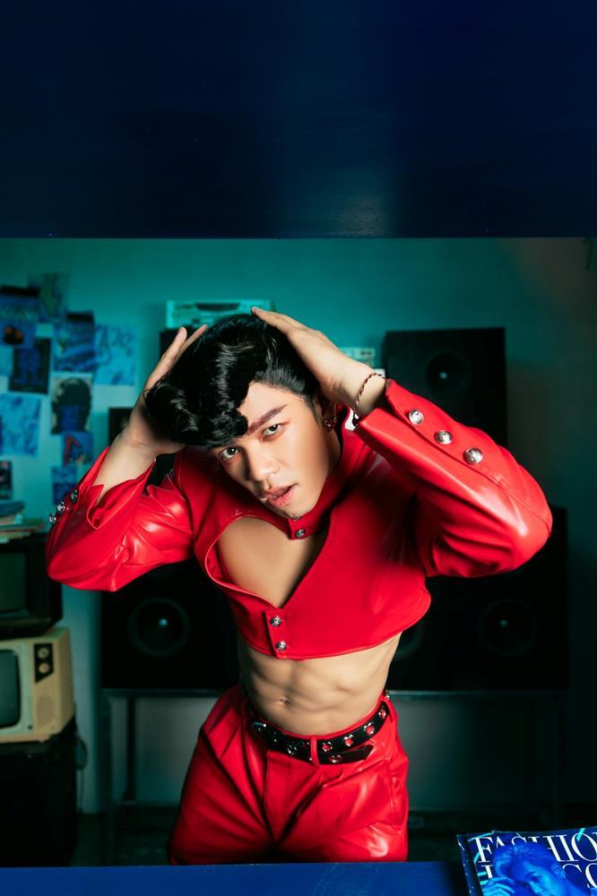 Trọng Hiếu chơi lớn diện crop top khoét ngực, tất tay với MV comeback-4